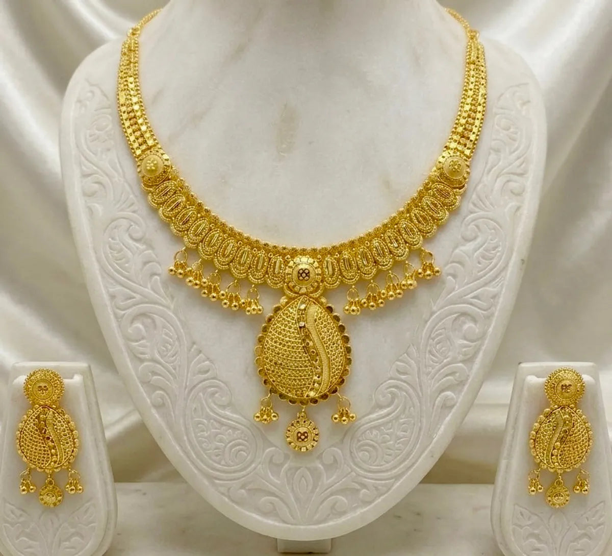Gold Micro Plated Copper Dubai Heritage Oval Pendant Necklace Set